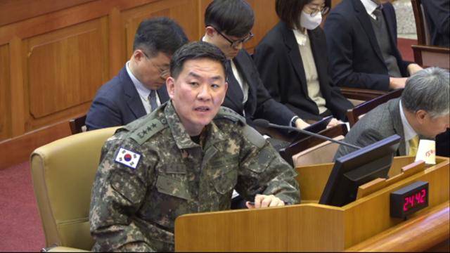 이진우 전 육군 수도방위사령관이 2월 4일 서울 종로구 헌법재판소에서 열린 윤석열 전 대통령 탄핵심판 5차 변론에 증인으로 출석해 발언하고 있다. 헌재 제공