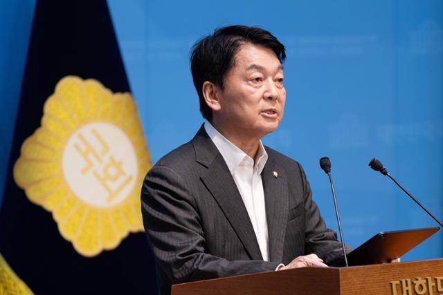 안철수 국민의힘 혁신위원장이 7일 서울 여의도 국회 소통관에서 기자회견을 열고 혁신위원장 사퇴 및 전당대회 출마를 밝히고 있다. 뉴스1