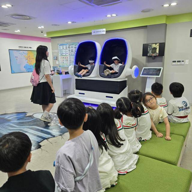 대구 신암유치원 어린이들이 7일 스마트광통신센터에서 4D 라이더체험을 하고 있다. 전준호 기자