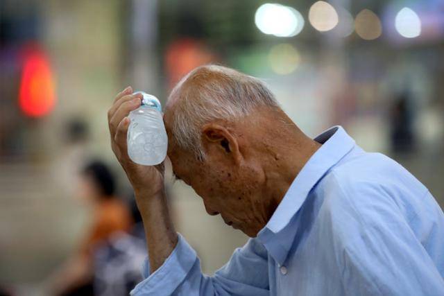 이달 3일 대구 북구 대구역 대합실에서 한 어르신이 얼음 생수통을 머리에 대고 더위를 식히고 있다. 뉴스1