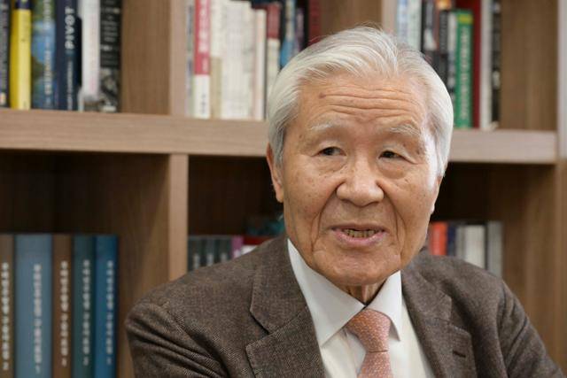 조갑제 조갑제닷컴 대표가 4월 한국일보와의 인터뷰에서 보수 진영 재건 방안을 말하고 있다. 강예진 기자