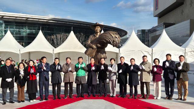 홍준표 대구시장 등이 지난해 12월 23일 동대구역 광장에서 박정희 동상 제막식을 열고 있다. 대구=김재현 기자