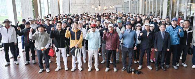 대구시 공무원들이 지난 2023년 5월 경남 창녕군 한 골프장에서 열린 '대구시 공무원골프대회'에서 기념 사진을 촬영하고 있다. 대구시 제공