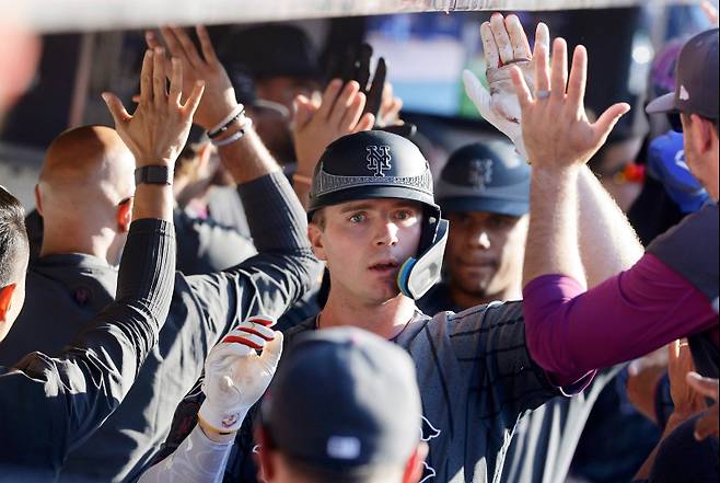 <yonhap photo-2105=""> NEW YORK, NEW YORK - JULY 05: Pete Alonso #20 of the New York Mets celebrates his seventh inning three run home run against the New York Yankees in the dugout with his teammates at Citi Field on July 05, 2025 in New York City. Jim McIsaac/Getty Images/AFP (Photo by Jim McIsaac / GETTY IMAGES NORTH AMERICA / Getty Images via AFP)/2025-07-06 09:10:23/ <저작권자 ⓒ 1980-2025 ㈜연합뉴스. 무단 전재 재배포 금지, AI 학습 및 활용 금지></yonhap>