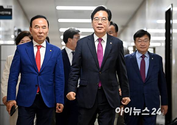 송언석 국민의힘 비상대책위원장 겸 원내대표가 7일 오전 서울 여의도 국회에서 열린 비상대책위원회의에 참석하고 있다. [사진=곽영래 기자]