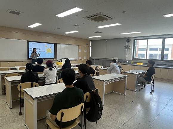 전북기계공고에서 구직 스트레스 집단상담 프로그램이 진행되고 있다. [사진=전주대학교 ]