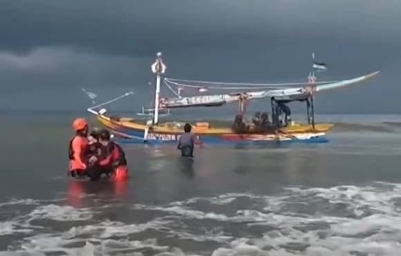 발리로 가는 여객선이 침몰돼 구조대가 구조 작업을 벌이고 있다. [사진=유튜브 @South China Morning Post]