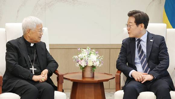 이재명 대통령이 7일 서울 용산 대통령실 청사에서 방한 중인 교황청 성직자부 장관 유흥식 추기경을 접견하고 있다. 2025.7.7 [사진=연합뉴스]