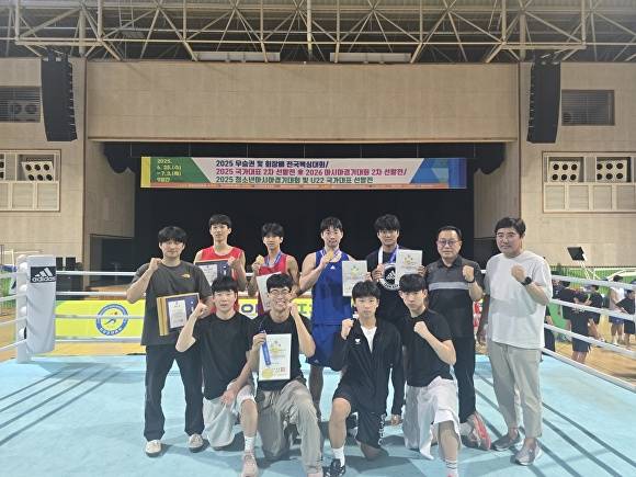 지난달 25~30일 충남 청양군민체육관에서 열린 전국복싱대회에서 종합우승을 차지한 충북체고 관계자들이 기념 촬영을 하고 있다. [사진=충북교육청]