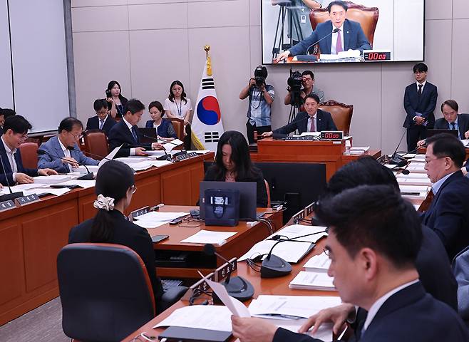7일 서울 여의도 국회에서 열린 통일부장관 정동영, 외교부 장관 조현 인사청문 요청안 등을 심의하는 외교통일위원회 전체회의에서 국민의힘 소속 김석기 위원장이 의사봉을 두드리고 있다. 2025.7.7 [사진=연합뉴스]