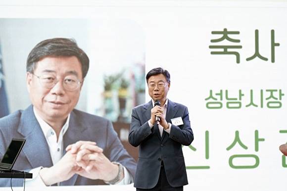 신상진 시장이 지난 6월 제17회 소망재활원 뜨락음악회 참석해 인사말을 하고 있다. [사진=성남시]