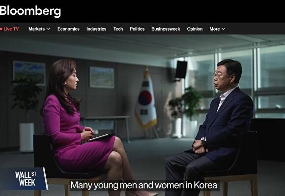 미국 블룸버그TV ‘월스트리트 위크 보도 중 셰리안 앵커와 인터뷰하고 있는 신상진 시장 영상 캡처. [사진=성남시]