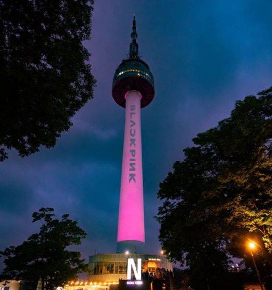 남산서울타워가 블랙핑크를 상징하는 핑크빛 조명으로 물들었다. [사진 YG엔터테인먼트]