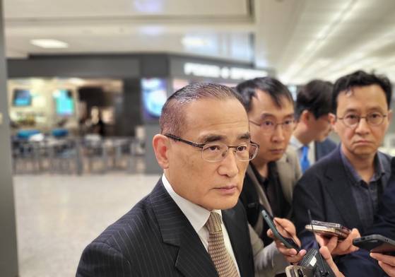 6일(현지시간) 미국 워싱턴 DC 인근 덜레스 국제공항에 도착한 위성락 대통령실 국가안보실장이 공항 입국장에서 한국 취재진과 만나 대화하고 있다. 뉴스1