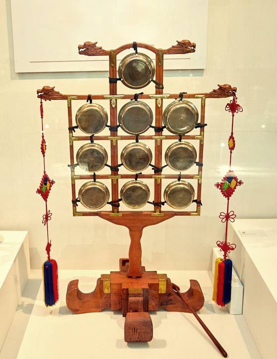 유기로 만든 악기는 농악기인 꽹과리·징 등 타악기가 많다. 사진은 운라(雲鑼).