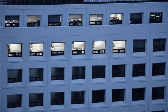 김건희 여사 관련 의혹을 수사 중인 민중기 특별검사팀 관계자가 지난 3일 서울 종로구 소재 삼부토건 본사가 입주했던 건물에서 압수 수색을 하고 있다. 뉴시스