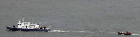 2011년 2월 서해상에 표류해 남하한 북한의 소형 목선을 해경 함정이 북한에 인계하기 위해 끌고 가고 있다. 당시 북한 주민 31명이 어선을 타고 연평도 해상으로 남하했다가 이 중 4명이 귀순하고 27명은 북한으로 돌아갔다. 연합뉴스