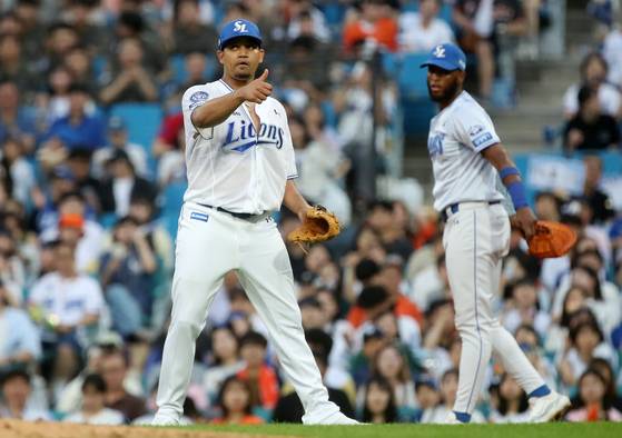 가라비토는 지난 2018년 이후 상의 단추 2개를 풀고 투구하는 루틴을 이어가고 있다. 뉴스1