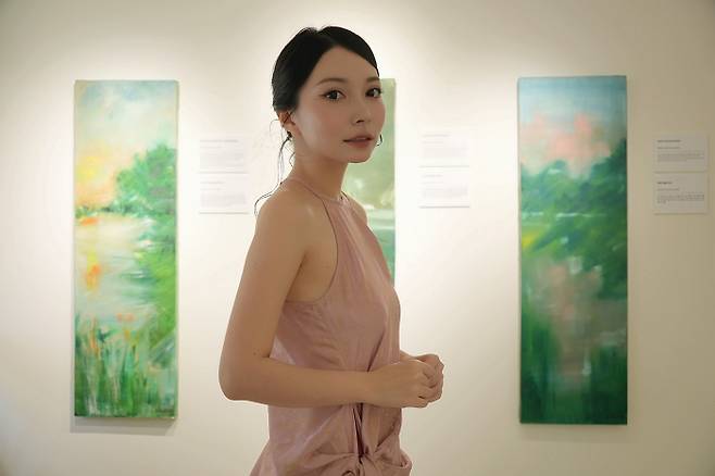 ‘섬머 포크 송’ 전시 작품과 퀸안레 작가 (사진 제공=베르제아트갤러리)