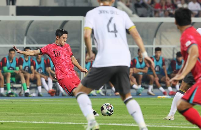 7일 경기도 용인미르스타디움에서 열린 2025년 동아시아축구연맹(EAFF) E-1 챔피언십(동아시안컵) 남자부 1차전 한국과 중국의 경기. 한국 이동경이 골을 넣고 있다. [연힙뉴스]