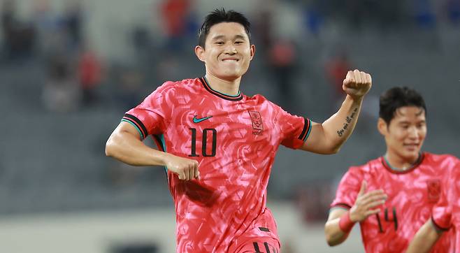 7일 경기도 용인미르스타디움에서 열린 2025년 동아시아축구연맹(EAFF) E-1 챔피언십(동아시안컵) 남자부 한국과 중국의 경기. 전반전 선취 골을 넣은 이동경이 세리머니를 하고 있다. [연합뉴스]