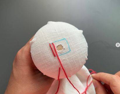 옷, 양말, 에코백 등의 구멍을 메우는 수선 작업. [사진 죽바클]