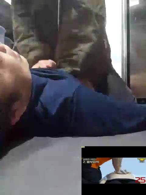 심정지 환자가 발생하자 119구급대가 현장에 도착하기까지 신고자들이 119상황실의 응급 의료 지도를 받으며 심폐소생술을 하고 있다. 제주도소방안전본부 제공