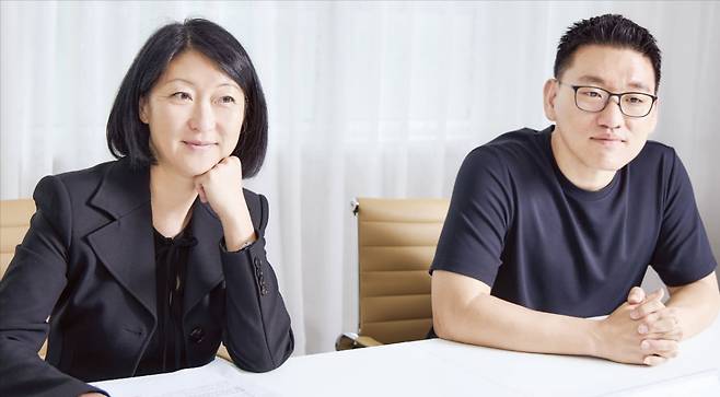 플뢰르 펠르랭 코렐리아캐피탈 대표(왼쪽)와 박성현 리벨리온 대표가 경기 성남시 리벨리온 사옥에서 ‘소버린 AI’를 주제로 인터뷰하고 있다.   리벨리온 제공