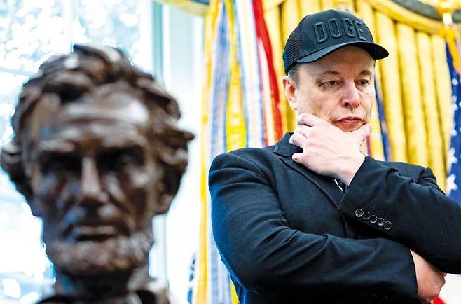 지난 5월 30일 백악관에서 열린 기자회견 때 배석한 일론 머스크. 눈가에 멍이 든 머스크는 당시 다섯 살 아들과 장난치다 난 상처라고 해명했다.  AFP연합뉴스