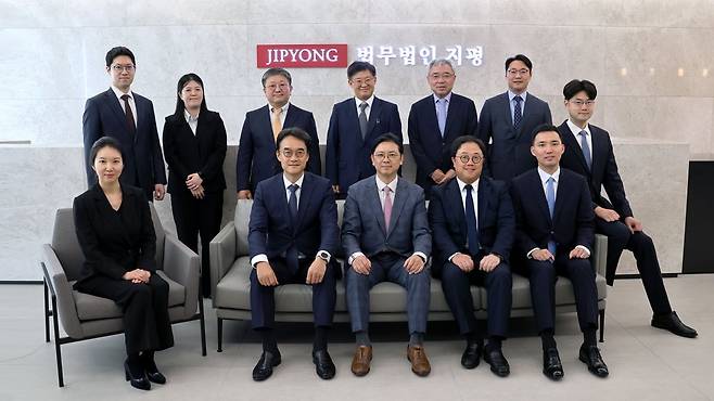 (앞줄 좌측부터 반시계 방향) 왼쪽부터 지평 한은지, 이태현 변호사(공동 센터장), 이행규 대표변호사(센터 총괄), 배기완 변호사(공동 센터장), 권준희, 조동욱 변호사, 장영은 수석전문위원, 채남기 고문, 장기석, 신민, 고효정, 김진하 변호사