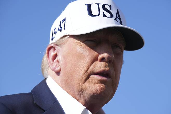 6일(현지시간)  뉴저지 주 모리스타운에 위치한 모리스타운 시립공항에서 워싱턴으로 향하는 에어포스 원에 탑승하기 전, 도널드 트럼프 미국 대통령이 기자들과 이야기하고 있다.