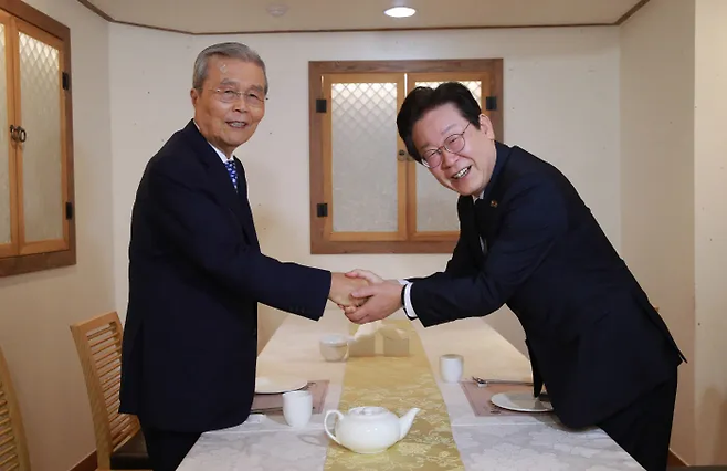 2024년 9월12일 당시 이재명 더불어민주당 대표(오른쪽)와 김종인 전 국민의힘 비상대책위원장이 서울 종로구의 한 식당에서 만찬을 하기에 앞서 악수하고 있다. 국회사진기자단