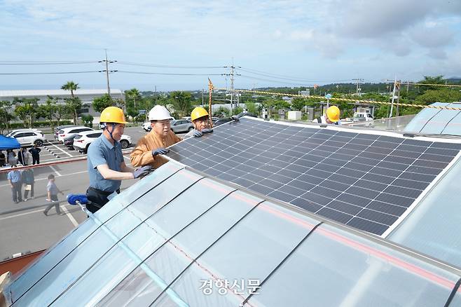‘RE100 감귤’ 생산을 위해 태양광 발전 시설을 한 비닐하우스. 제주도 제공