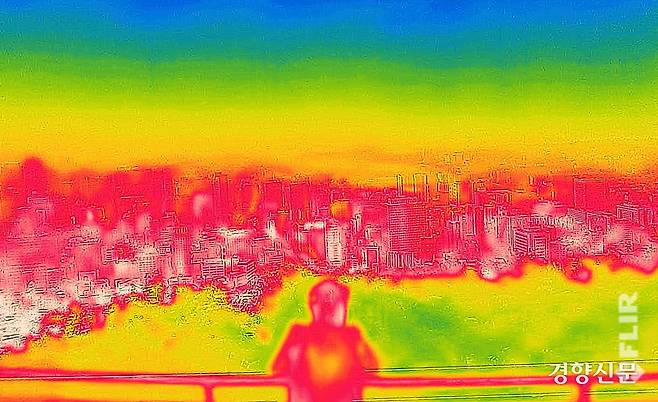 절기상 ‘소서’ 이자 서울 전 자치구에 올 여름 첫 폭염경보가 발효된 7일 서울 중구 남산에서 열화상 카메라로 바라본 도심이 열기로 인해 붉게 표시돼 있다.  열화상카메라는 높은 온도를 붉은 색으로, 낮은 온도를 푸른색으로 표시한다.  성동훈 기자
