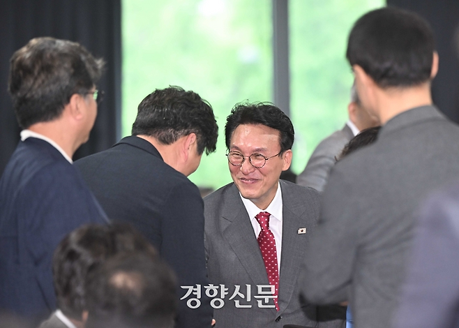 김민석 국무총리가 7일 오후 서울 종로구 국정기획위원회에서 열린 제4차 전체회의에 참석해 내빈들과 인사를 하고 있다. 청사사진기자단