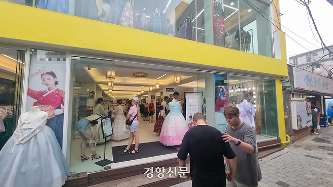 서울 종로구의 한 한복대여점이 서울 전역에 폭염경보가 발효된 7일 문을 열고 영업하고 있다. 강한들 기자