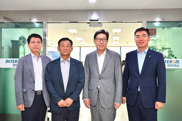 7일 오후 박형준(왼쪽 세 번째) 부산시장이 부산 중구 인터지스 본사를 찾아 박동호(왼쪽 두 번째) 인터지스 대표에게 본사 인력 수도권 이전에 대해 유감을 표명하고 이전 인원 축소 등에 대해 협의했다.  부산시 제공