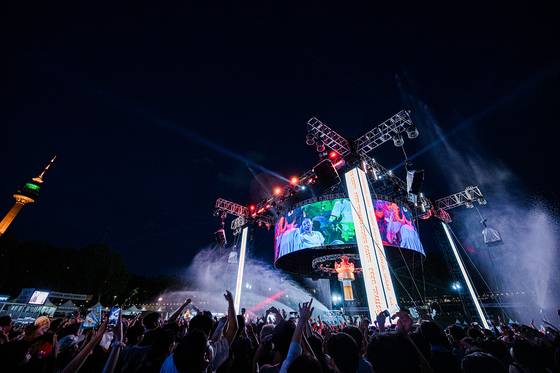 People cheer during the closing performance of the 2025 Daegu Chimac Festival held on July 6 in Duryu Park, Dalseo District, Daegu. [DAEGU CITY GOVERNMENT]