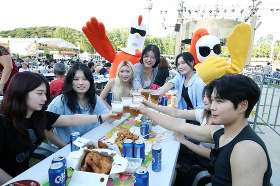 People have chicken and beer at the Daegu Chimac Festival held in Duryu Park, Dalseo District, on July 2. [NEWS1]