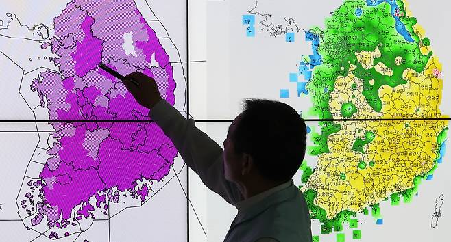 As most regions across the country remain under heat wave alerts on July 3, a forecaster explains the alert status at the Korea Meteorological Administration office in Suwon, Gyeonggi. [YONHAP]