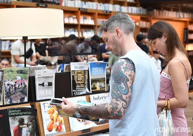 7일 서울 강남구 코엑스 별마당 도서관을 찾은 내외국인 관광객과 시민들이 초대형 도서관을 살펴보고 있다.