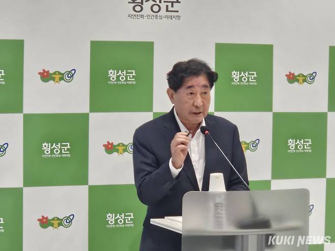 김명기 횡성군수가 7일 KCL(한국건설생활환경시험연구원)에서 '민선8기 취임 3주년 소회 및 성과 그리고 민선8기 4년 군정 운영 방향'을 주제로 현안브리핑을 열고 미래 모빌리티 거점 특화단지 발전 전략과 지난 3년 군정 성과에 대해 설명했다.