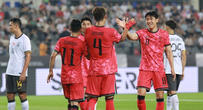 일 경기도 용인미르스타디움에서 열린 2025년 동아시아축구연맹(EAFF) E-1 챔피언십(동아시안컵) 남자부 한국과 중국의 경기. 후반전 한국 김주성이 팀 세번째 골을 넣고 동료선수들과 기뻐하고 있다. 연합뉴스