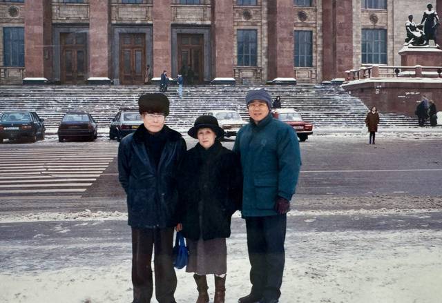 김향숙 대표의 남편 송길원(오른쪽) 대표가 1994년 러시아 모스크바에서 김 대표 아버지(왼쪽), 어머니와 함께 시간을 보내고 있다. 김 대표 제공