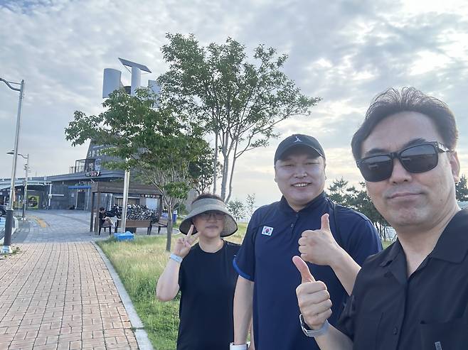 더행복한교회 목회자와 교사들이 지난 3일 시화방조제 답사를 하던 중 기념촬영을 하고 있다. 더행복한교회 제공