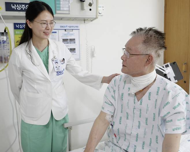 로봇 폐 이식 수술을 집도한 박샘이나 교수(왼쪽)와  이식 후 건강을 회복한 환자. 서울대병원 제공