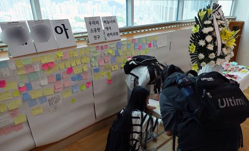 최근 아파트 화재로 숨진 자매가 다닌 부산진구의 한 초등학교에 이들을 추모하기 위한 공간이 마련돼 있다. 연합뉴스