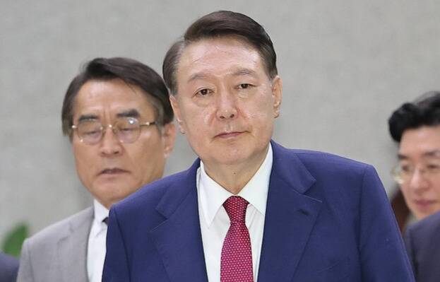 윤석열 전 대통령이 5일 내란 특검 2차 조사를 마치고 조은석 특별검사팀 사무실이 있는 서울 서초구 서울고검을 나서고 있다. 연합뉴스