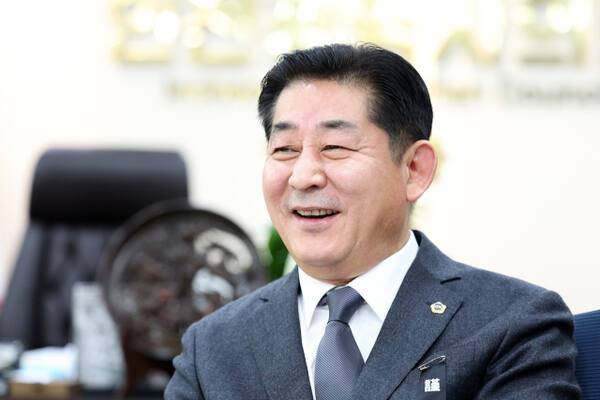 정해권 인천시의회 의장(국민의힘·연수1)은 7일 경기일보와의 취임 3주년 인터뷰에서 “남은 임기 동안 시민이 필요로 하는 정책과 사업을 성공적으로 이끌기 위해 최선을 다하겠다”고 밝혔다. 인천시의회 제공