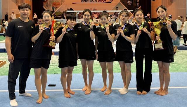 여자 일반부 단체종합서 7년 만에 정상에 오른 경기도청 장경환 코치(왼쪽)와 선수단이 금메달을 목에 걸고 기념촬영을 하고 있다.경기도체육회 제공